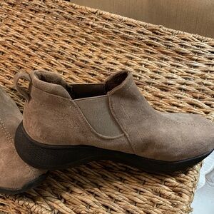 EUC Earth Origins Brown Ankle Booties Sz 10